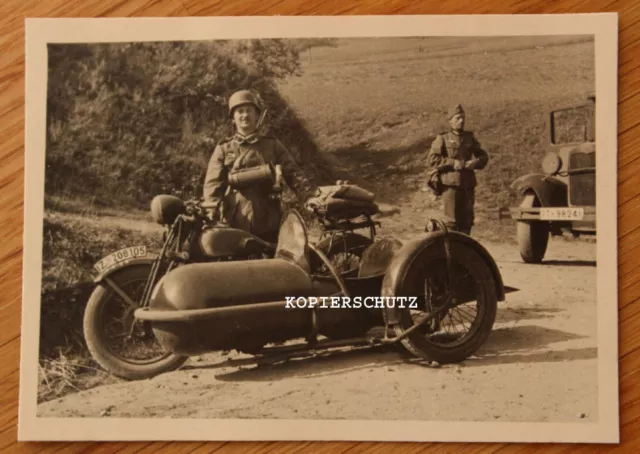 Altes Foto WH Motorad mit Beiwagen  / Kradmelder mit voller Ausrüstung 2. WK