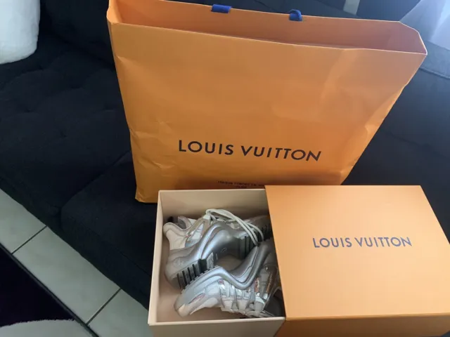 AG5U2BMI04N370 LV ARCHLIGHT SNEAKER  Louis Vuitton size 7, color ARGENT, 1A52J9