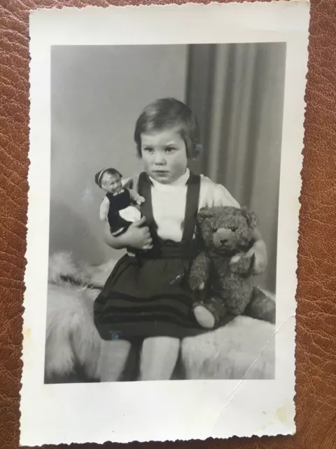 Altes Foto Kind mit Spielzeug Puppe Teddy