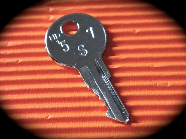JOHNSON / EVINRUDE Keys Supplied Cut To Your Code Number-Pollak 77 ...