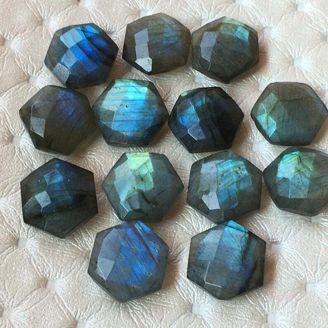 Pierres précieuses rares d'alexandrite : propriétés de changement de couleur et histoire