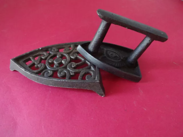 Ancien petit fer à repasser de dentelière (6cm) et son support en fonte (9cm)