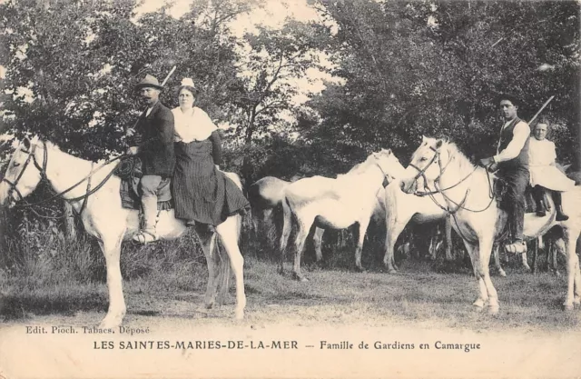 Cpa 13 Les Saintes Maries De La Mer Famille De Gardiens En Camargue