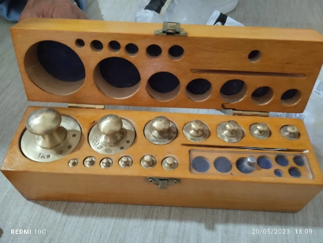 Set 14 pesi bilancia precisione in ottone lucido con base in legno zoccoletto