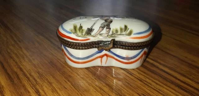 Ancienne boite à pilules en porcelaine de Limoges aux couleurs de la Révolution
