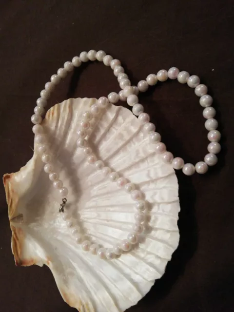 COLLIER perles plastique irisées blanches