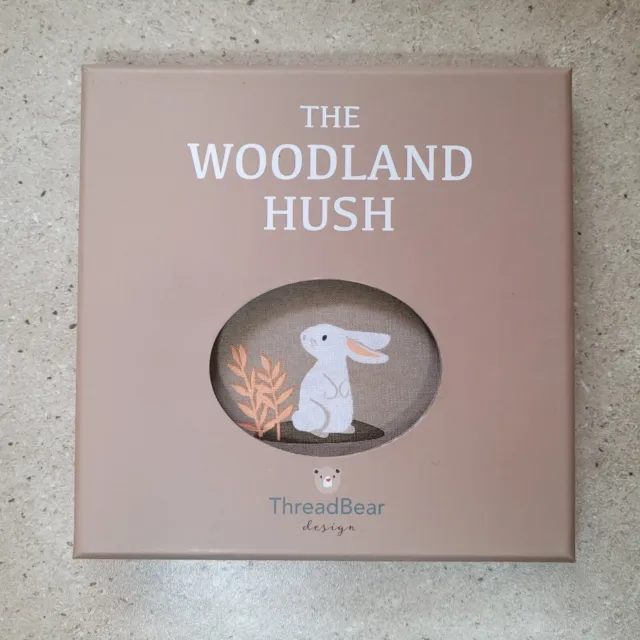 Libro de tela limpia ThreadBear The Woodland Hush Wipe en caja