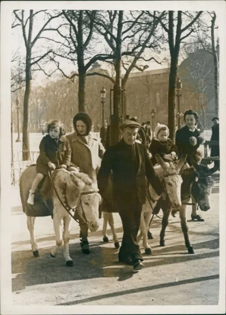 Paris, printemps 1941 Vintage silver print Tirage argentique  13x18  C