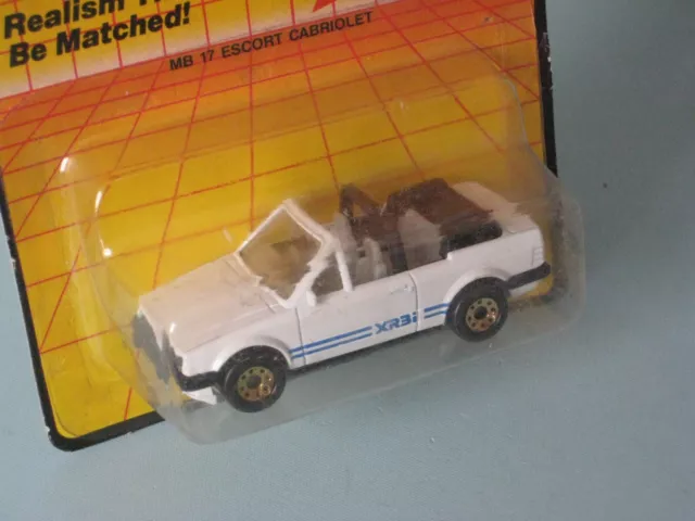 Streichholzschachtel Ford Escort XR3i Cabriolet weiße Karosserie mit goldenen Radnaben in BP 72mm