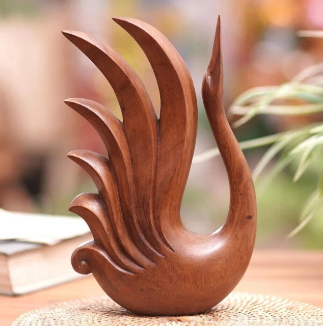 Scultura in legno massello marrone intagliata a mano di elegante cigno,...