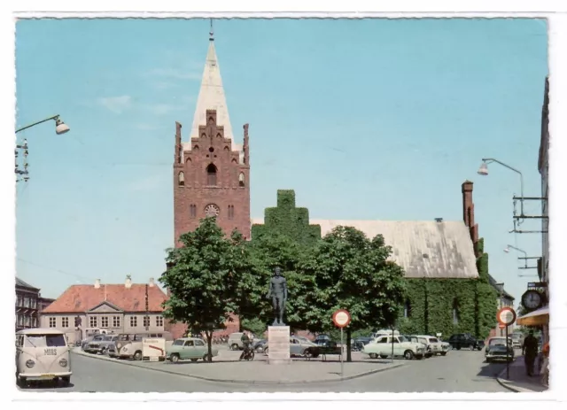 2772- Grenaa - La piazza del mercato con la chiesa * auto d'epoca 1963