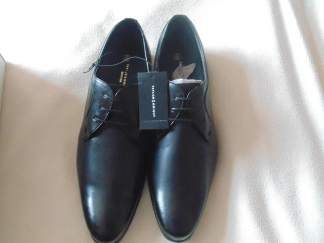 Un paio di nuove scarpe da uomo nere Taylor e Wright taglia 10 in scatola.
