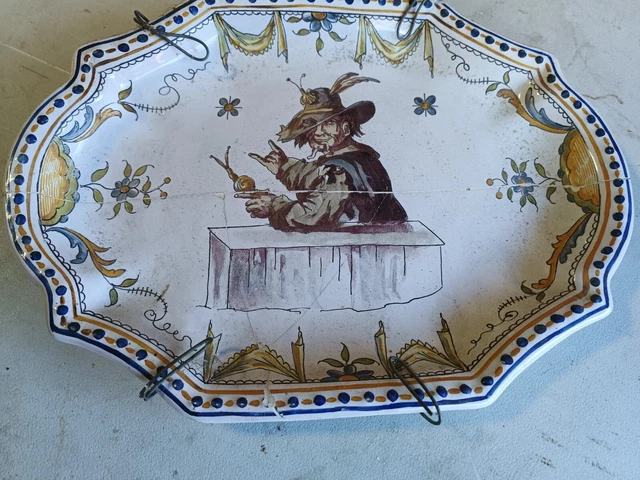 PLAT EN FAÏENCE DE MOUSTIERS XVIII/XIXè SIGNEE EF ETIENNE FERRAT?????