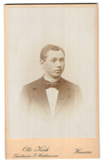 Fotografie Otto Koch, Husum, Markt 7, Junger Herr im Anzug mit Fliege