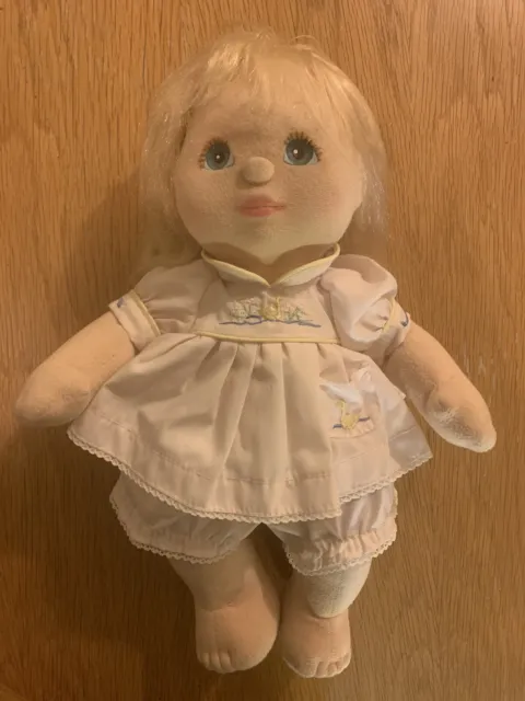 Mattel 1985 My Child Puppe blondes Haar blaue Augen Originalkleidung weißes Kleid 15"
