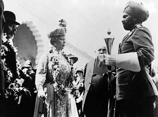 Queen Mary of Teck and King George V of England are reviewing Hind - Old Photo