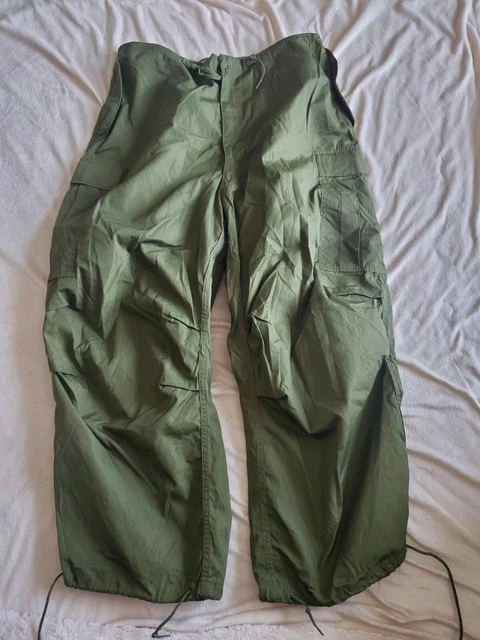 Military Pants olive green Uniform Rainsuit Trousers unknown size (m7) Military Pants olive green Uniform Rainsuit Trousers unknown size (m7)