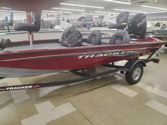 2023 Bass Tracker 175 TWX  Red