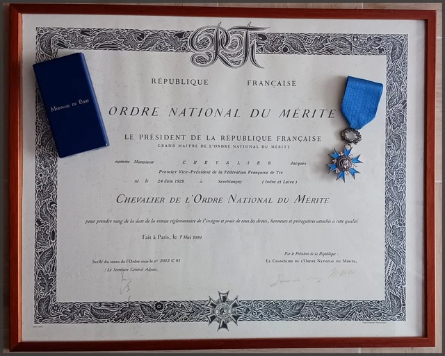 MEDAILLE DE L'ORDRE National Du Merite En Argent Avec Son Diplome EUR