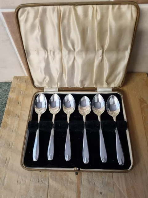 Cased Set Of Six Hallmarked Sterling Silver Art Deco Style Teaspoons 65g