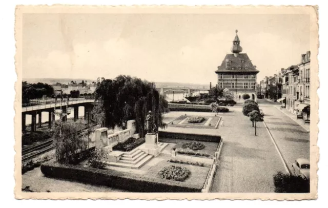 visé , l'hôtel de ville et le monument