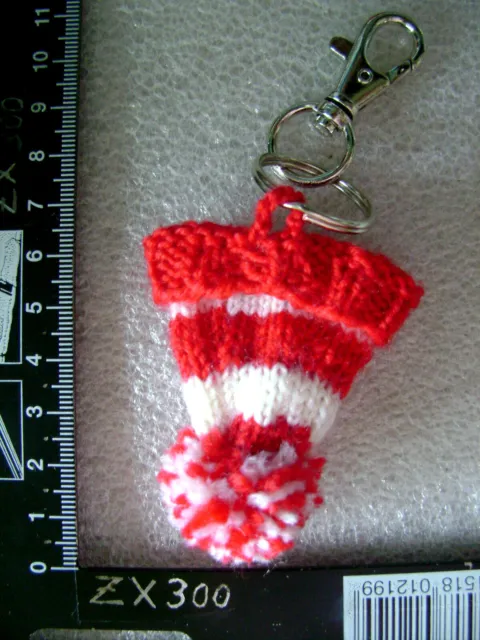 Mütze klein NEU Schlüsselanhänger rot weiß Sockenwolle gestrickt HANDARBEIT