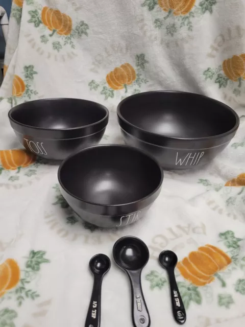 https://www.picclickimg.com/nYYAAOSwPFxlU8Me/Rae-Dunn-Matte-Black-Mixing-Bowls-Set-of.webp