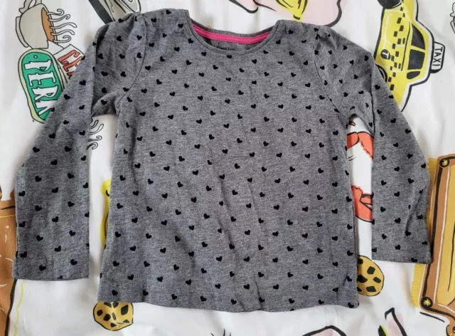 T-shirt bambina grigia Primark + cuori neri 3 - 4 anni mietitura post costruzione pacchetto