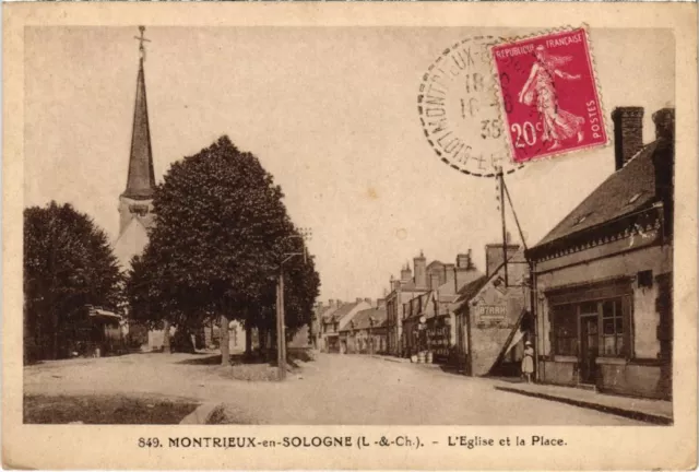 CPA Montrieux en Sologne L'Eglise et la Place FRANCE (1288118)