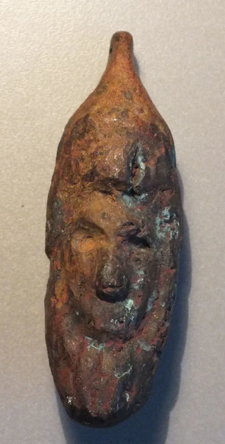 L'Égypte ancienne Amulette d'un singe debout en train de se balancer
