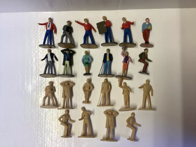 Scalextric - 22 Vintage Figures - 12 Painted And 10 Unpainted