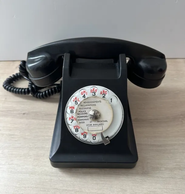ancien téléphone à cadran en bakélite noir / PTT / année 50 60. France Paris