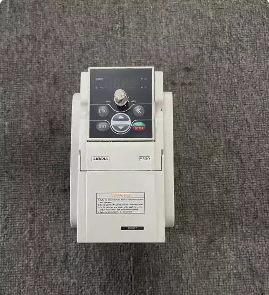 1pc used Square inverter E300-2S0007 0.75KW 220V