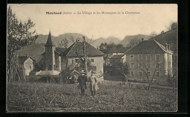 CPA Montaud, Le Village et les Montagnes de la Chartreuse