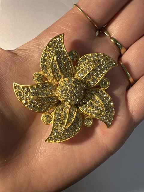 Broche Fantaisie Dorée Avec Pierre Rouge/violette Et Strass Blanc - Neuf Sans Emballage