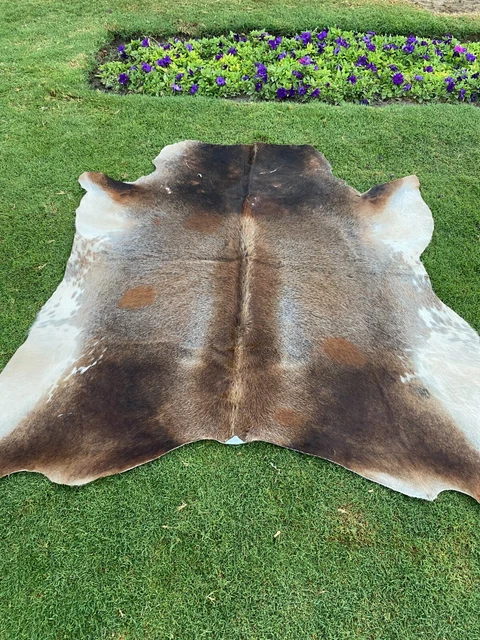 Alfombra de piel de vaca con pelo en color marrón chocolate y blanco piel de vaca 100% genuina