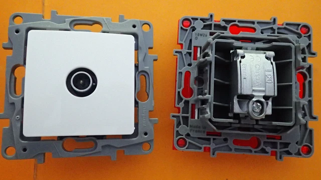 Legrand TV-Steckdose Männlich (Sterne, Blind) – Niloé Serie, Farbe Pur, Für Kabel-TV & Satellit