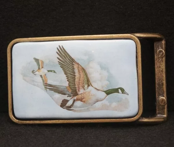 WB01104 *NOS* VINTAGE 1970s **GEESE FLYING** NATURE ART STYLE BELT BUCKLE