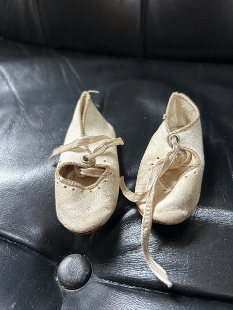 Jolies Chaussures En Cuir Pour Poupée Ancienne - Occasion