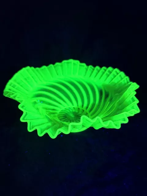 Early 1930s Fenton Yellow Uranium Vaseline Swirl Glass Dish