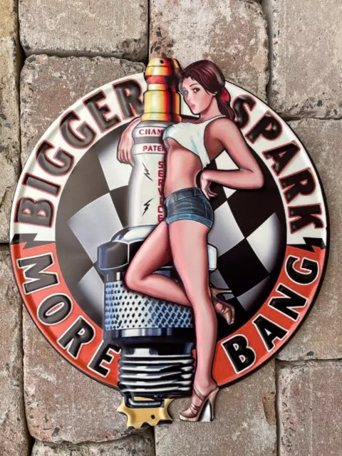 Blechschild Spark Plug Pin Up Girl USA 40cm Garage Biker Deko Harley Zündkerze !