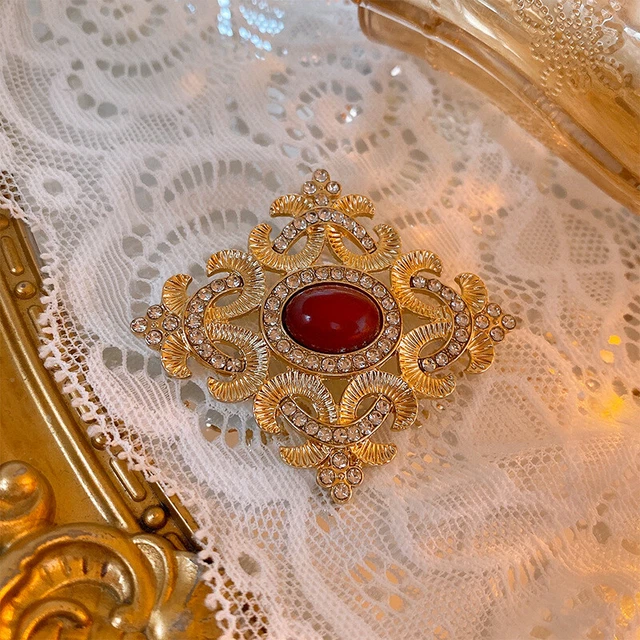 Medieval Vintage Embellished Diamonds Oval Diamond Broochaccessory for Women