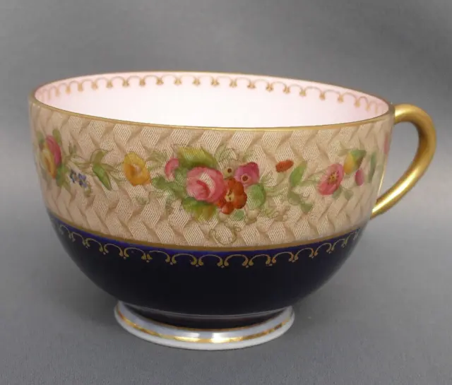 Royal Worcester 1904 kobaltblau mit handbemalter Rosengirlande Teetasse