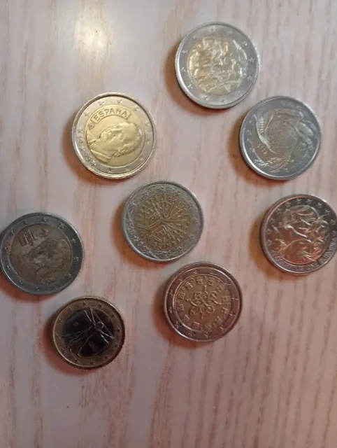 Siete monedas de dos euros y una de un euro, muy especiales