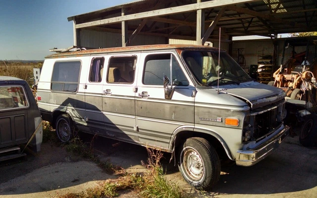 Parting Out 1989 Gmc G-2500  G2500 Van -  Conversion Van - 1 Lug Nut