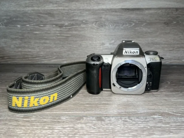 Cámara fotográfica Nikon F65 35 mm réflex - probada potencia - solo cuerpo