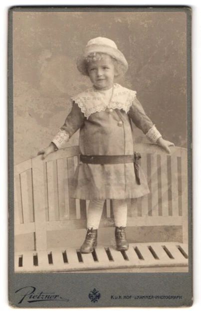 Fotografie C. Pietzner, Wien, Kärnthnerstrasse 42, Mädchen mit Hut auf Bank ste