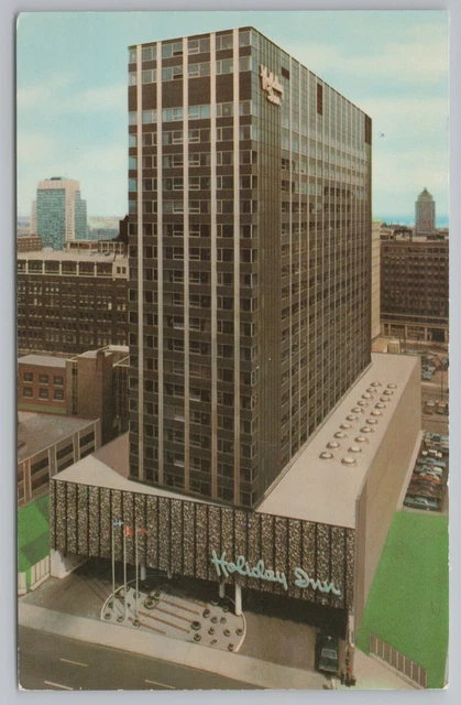Roadside~Montreal Quebec Canada~Downtown Holiday Inn~Vintage Postcard