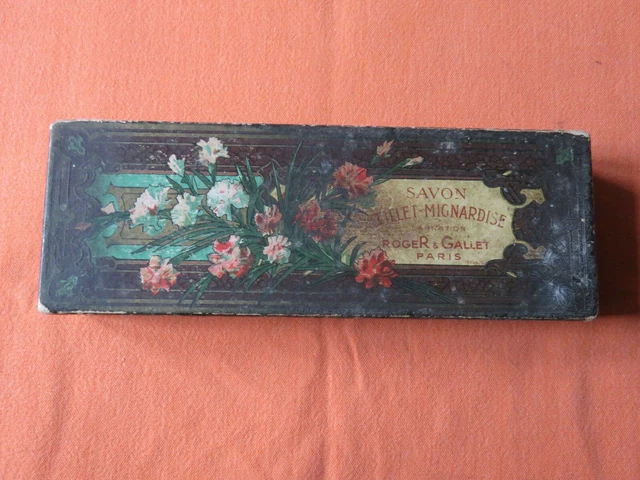Ancienne peinture sur soie représentant une scène de fumerie. Bon état de conservation
