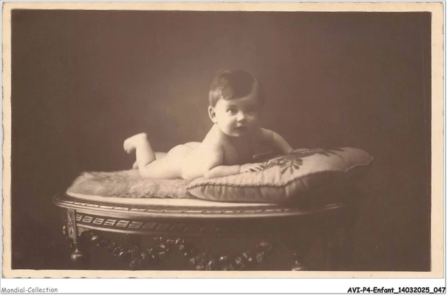Portraits - ENFANT - Portrait - Deux enfants près d'une banquette avec